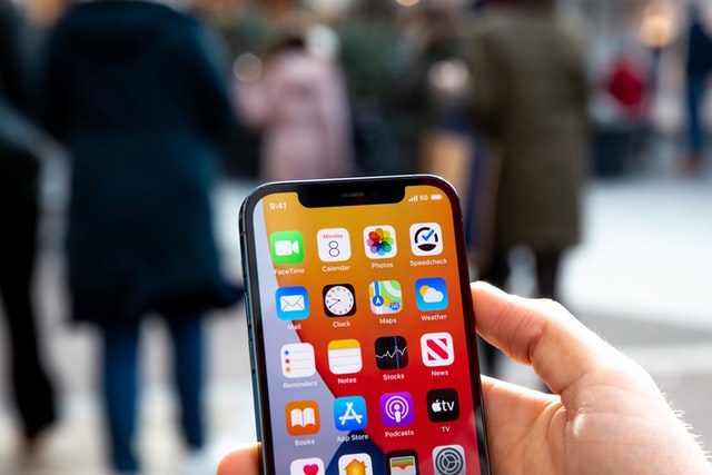 Person som använder en smartphone med ett förmånligt mobilabonnemang